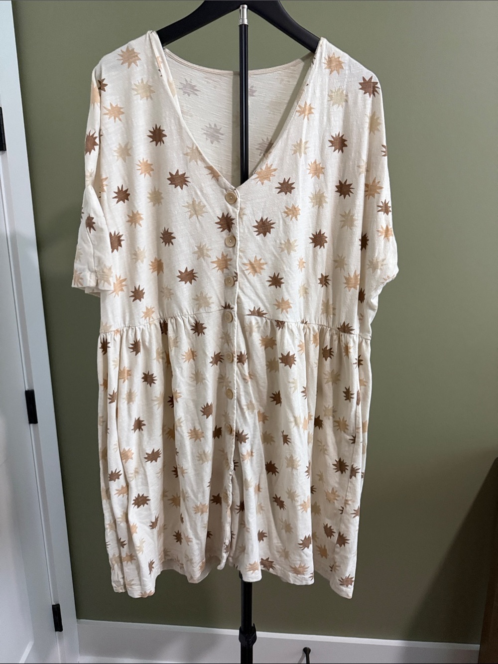 Rylee and Cru Cream Starburst Button-Front Dress